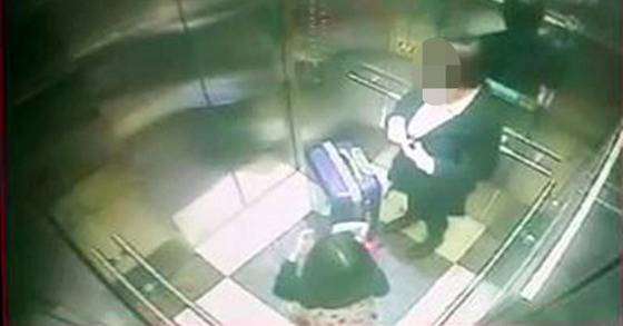 인천 초등생 살해 주범이 지난해 3월 초등생(8)을 유인해 자신의 아파트 집으로 데려가는 모습. [연합뉴스]