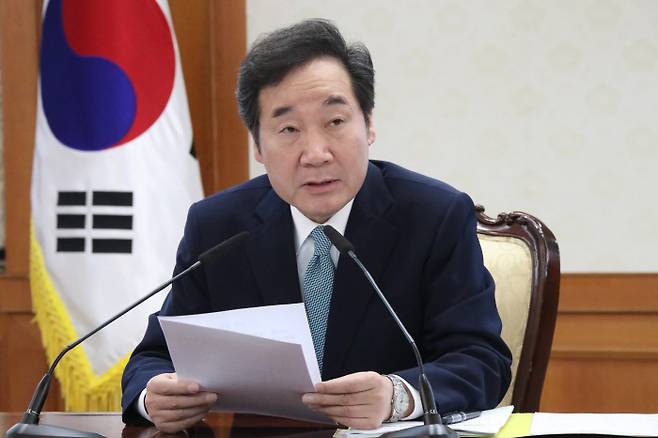 이낙연 국무총리가 모친상에도 불구하고 26일 국무회의를 예정대로 진행한다. 사진은 22일 오전 서울 정부서울청사에서 중남미-카리브연안국 세일즈외교 순방 후 열린 국정현안점검조정회의에서 발언하고 있는 이낙연 국무총리. / 연합뉴스