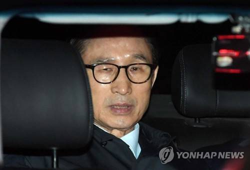 구치소 향하는 이명박 (서울=연합뉴스) 신준희 기자 = 구속영장이 발부된 이명박 전 대통령이 23일 서울 강남구 논현동 자택에서 나와 서울동부구치소로 향하고 있다. 2018.3.23 hama@yna.co.kr