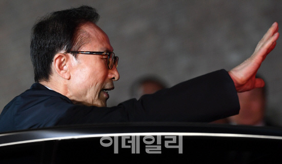 110억원대 뇌물수수와 350억원대 횡령 혐의 등을 받는 이명박(77·구속) 전 대통령이 23일 오전 0시 1분 서울 강남구 논현동 자택에서 나와 서울동부구치소로 향하는 검찰 호송 차량에 탑승하기 전 가족과 측근에게 손을 흔들며 인사하고 있다. (사진=방인권 기자)