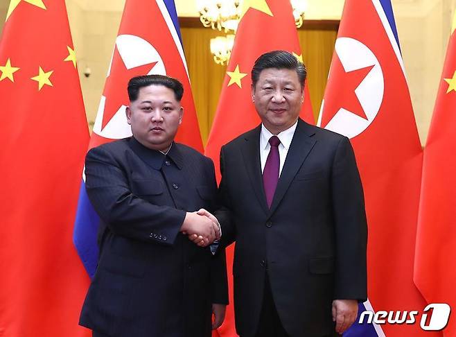 김정은 북한 노동당 위원장이 지난 25일부터 28일까지 중국을 비공개 방문해 시진핑 중국 국가주석과 회담을 가졌다. 김 위원장은 부인 리설주와 함께 중국을 방문했으며, 북중정상회담과 연회 등 행사에 참석했다.(CCTV)2018.3.28/뉴스1 © News1 황덕현 기자