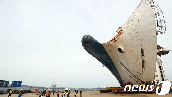 지난달 21일 오전 전남 목포신항만에서 부두와 수직방향으로 거치돼 있던 세월호가 바다와 가까운 부두 안벽쪽으로 이동해 거치돼 있다. 2018.2.21/뉴스1 © News1 남성진 기자