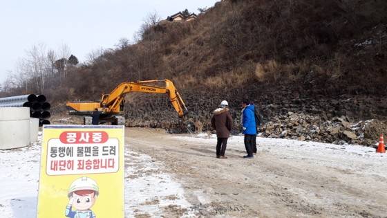 의양동환경운동연합ㆍ연천지역사랑실천연대 회원과 연천군민 등이 지난해 12월14일 연천군 군남면 차탄천을 방문해 차집관로 공사로 인한 주상절리 훼손 실태를 조사하고 있다. [사진 연천지역사랑실천연대]