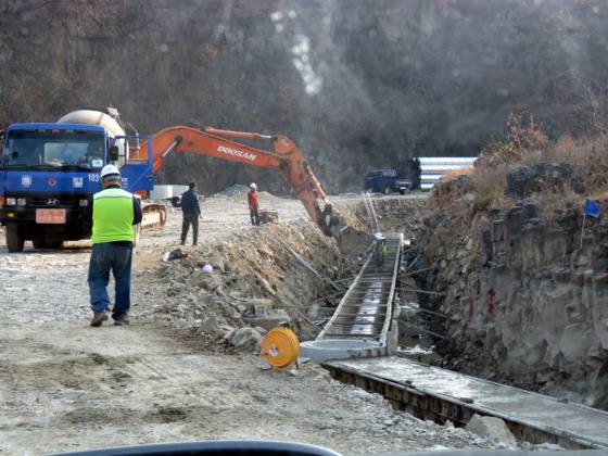 경기도 연천군 한탄강 지류 차탄천의 주상절리가 차집관로 공사로 훼손되고 있다. [사진 연천지역사랑실천연대]
