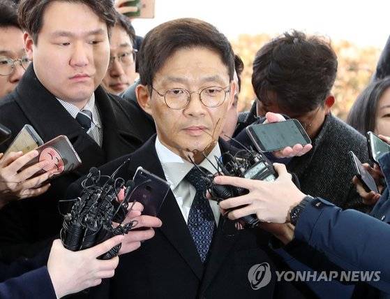 부하 검사 성추행 의혹을 받고 있는 안태근 전 검사장이 지난 2월 26일 오전 서울 동부지방검찰청에 피의자 신분으로 출석하고 있다. [연합뉴스]