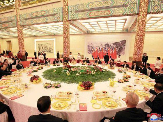 북한 조선중앙통신이 공개한 26일 오후 베이징 인민대회당 금색대청에서 열린 김정은 위원장 환영 만찬 메인 테이블. 시진핑 주석 내외, 리커창 총리, 왕후닝 상무위원, 왕치산 국가 부주석 외에 양제츠, 딩쉐샹, 황쿤밍, 차이치 등 정치국위원이 보인다. [사진=조선중앙통신]