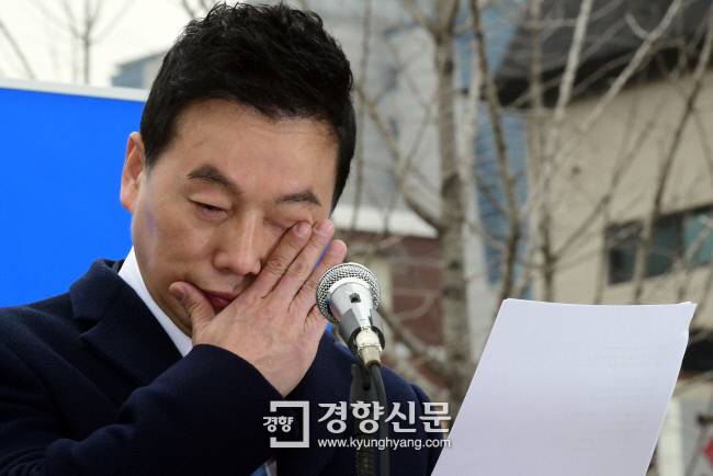 정봉주 전 의원이 지난 18일 서울 마포 경의선 숲길공원에서 6.13 지방선거 서울시장 출마 선언을 하는 도중 눈물을 닦고  있다. 권호욱 선임기자