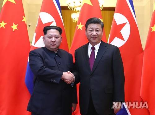 김정은 노동당 위원장이 부인 리설주와 함께 25-28일 중국을 방문했다고 북한 조선중앙통신이 28일 보도했다. 사진은 악수하고 있는 김정은 노동당 위원장(왼쪽)과 시진핑 중국 국가주석. [신화/AP=연합뉴스]