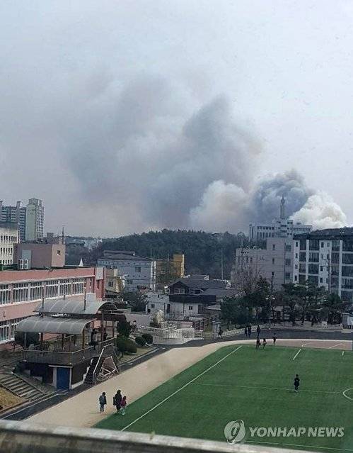 간성초교 너머로 거대한 산불 연기 (고성=연합뉴스) 28일 오전 강원 고성군 간성읍의 야산에서 산불이 나 간성초등학교 운동장 너머로 거대한 규모의 산불 연기가 피어오르고 있다. 이날 산불로 공현진 초교는 휴업했고, 간성초교와 고성중학교는 수업을 중단하고 학생들을 조기 귀가시켰다. 2018.3.28 [독자제공 제공=연합뉴스]      jlee@yna.co.kr