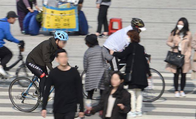 횡단보도를 지나던 보행자와 자전거가 뒤엉키면서 위험한 상황도 자주 연출된다.