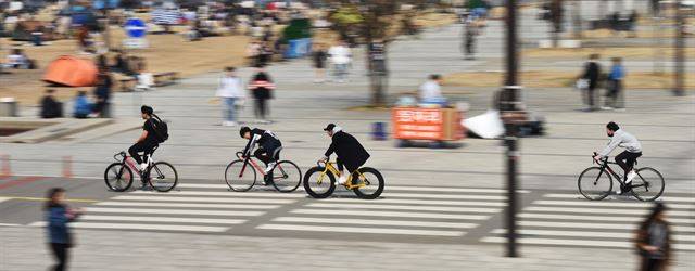 한 무리의 픽시 이용자들이 여의도지구 자전거도로를 달리고 있다. 움직임이 역동적이고 순간적으로 속도와 방향을 변경하기 용이한 자전거지만 헬멧 등 안전장비를 갖춘 이용자는 보기 어렵다.