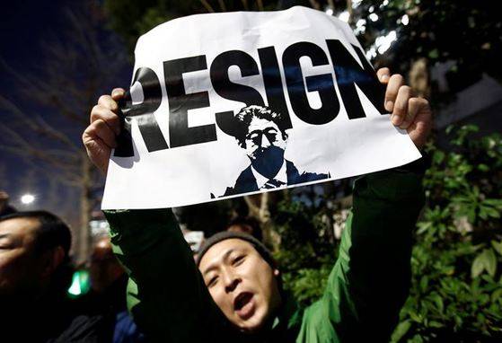 일본 시민들이 12일 저녁 도쿄 총리관저 인근에서 아베의 사퇴를 요구하는 시위를 벌이고 있다. [로이터=연합뉴스]