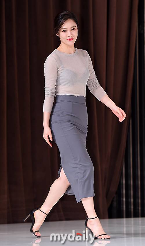 ▲ 김현주 '아름다운 미소 지으며 입장'