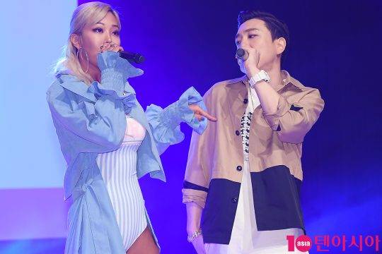 래퍼 제시(왼쪽)와 플로우식이 30일 오후 서울 청담동 일지아트홀에서 열린 협업 앨범 ‘All I Need(올 아이 니드)’ 발매 기념 쇼케이스에 참석해 ‘All I Need’와 ‘젖어’S”를 불렀다. / 사진=이승현 기자 lsh87@