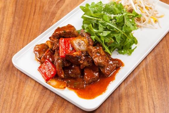 한상훈 셰프가 총주방장을 맡아 운영하는 레스토랑 ‘심빠띠아’와 ‘R.ENA’에서 단품요리로는 가장 비싼 찹 스테이크(300g 4만5000원). 곁들인 잎채소와 살짝 익힌 숙주가 스테이크와 잘 어울린다. 한 셰프는 7년 2개월 동안 ‘대통령비서실 총무비서관실 조리장(양식)’으로 청와대에 근무하면서 이명박-박근혜 전 대통령을 모셨다.