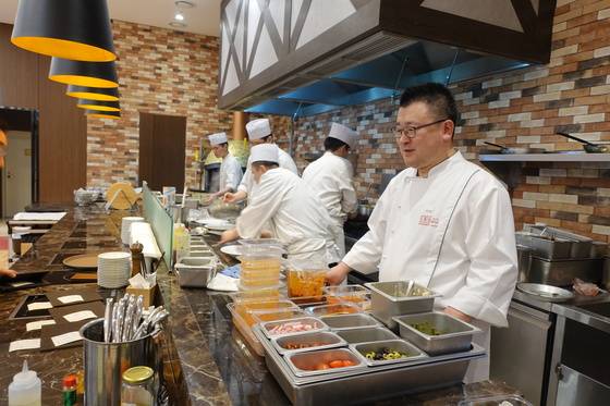 지난 23일 한창 바쁜 점심시간에 한상훈 셰프가 ‘R.ENA’ 주방에서 음식이 나가는 마지막 과정을 챙기고 있다.