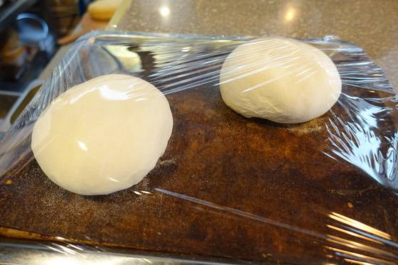 식전빵을 만들기 위해 1차 발효 중인 반죽.