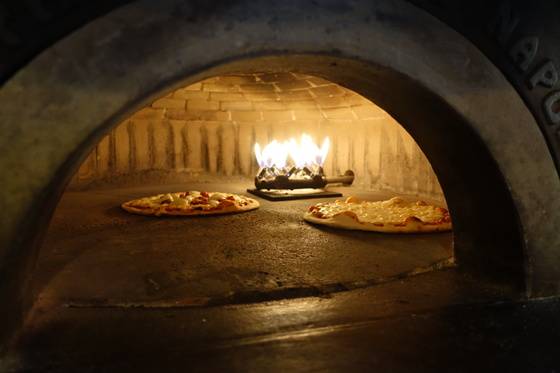 1분 55초 후에는 피자 도우 둘레에 기포가 생기면서 불룩불룩 부풀어 올랐다. 다 구워졌다는 신호다.