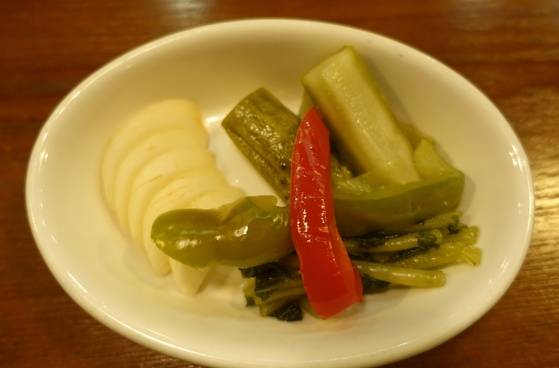 한상훈 셰프의 양식당에 나오는 총각무와 파프리카 피클. 그는 한국 사람들이 잘 먹는 식재료로 서양식 음식을 만드는 실험을 계속하고 있다.