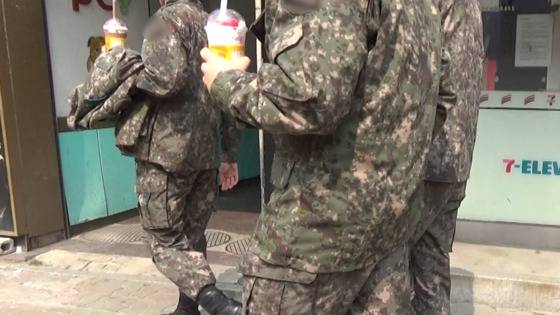 주말을 맞아 부대 밖으로 나온 군 장병들이 와수리 버스터미널 인근에서 여가를 즐기고 있다. 안지혜·이대홍 인턴