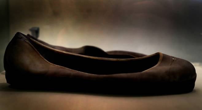 제주시 화북동 고우니모루 저수지 유해 발굴 때 발견된 4·3 희생자의 낡은 고무신이 제주 4·3 평화기념관에 전시돼 있다.