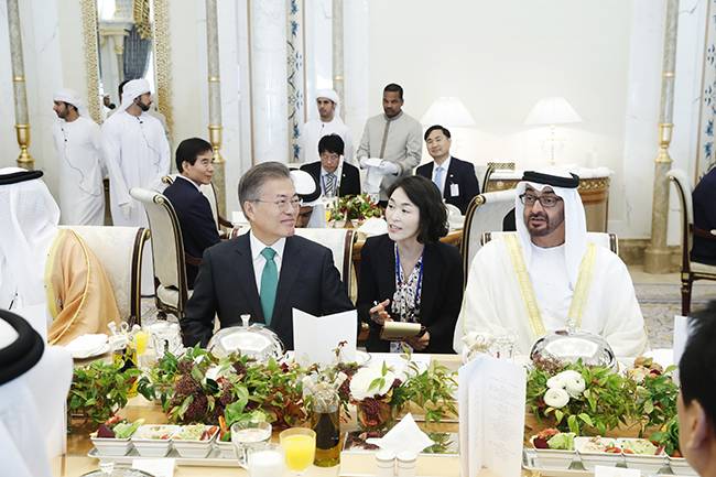 아랍에미리트를 공식 방문중인 문재인 대통령이 지난 25일 오후 아부다비 대통령궁에서 모하메드 빈 자이드 알 나흐얀 왕세제 오찬 도중 환담하고 있다. /사진=연합뉴스