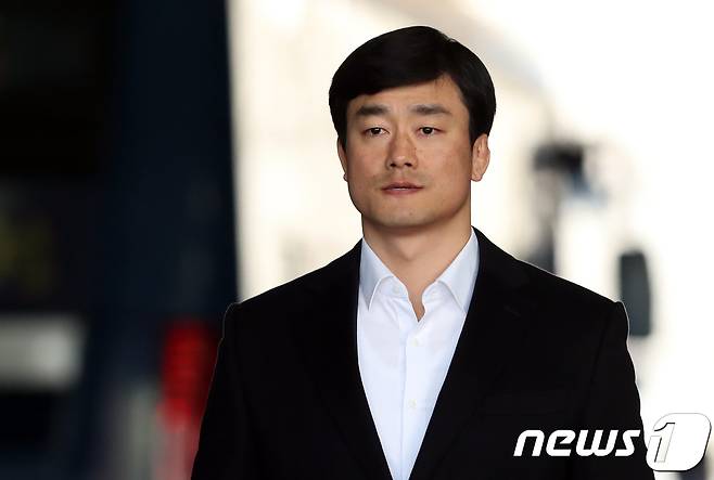 이영선 전 청와대 경호관이 30일 오후 서울 서초구 서울고등법원에서 열린 '비선진료·차명폰 의혹' 항소심 선고 공판을 마치고 법원을 나서고 있다. 2017.11.30/뉴스1 © News1 황기선 기자