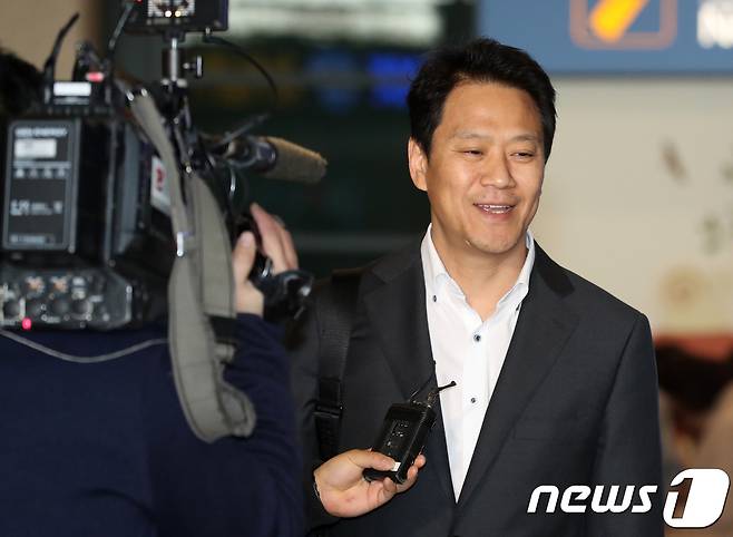 문재인 대통령의 아랍에미리트(UAE) 순방 동행을 마친 임종석 대통령 비서실장이 지난 26일 인천국제공항을 통해 귀국하며 취재진의 질문에 답하고 있다.  2018.3.26/뉴스1 © News1 이승배 기자