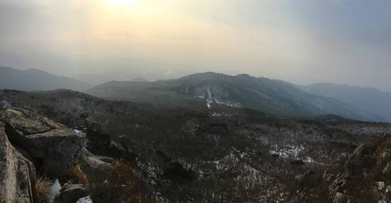 고당봉에서 바라본 금정산성. [사진 하만윤]