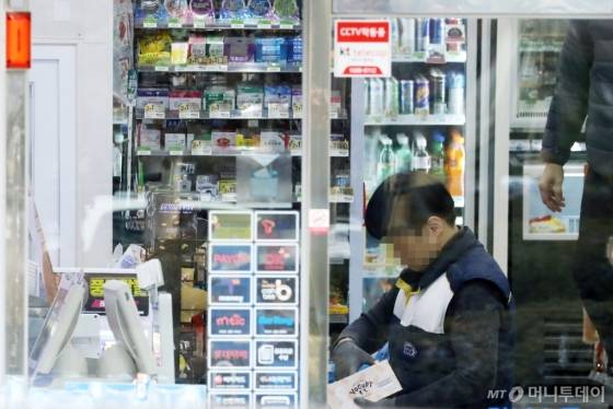 서울 시내 한 편의점. 사진 속 편의점은 기사 내용과 무관함. /사진=뉴스1 2018.1.1
