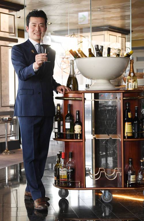 JW메리어트동대문 BLT스테이크에서 포즈를 취한 정하봉 수석 소믈리에 이제원 기자