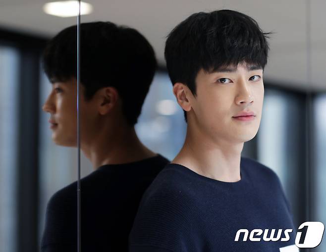 최근 종영한 드라마 '미스티'에 출연한 배우 구자성이 29일 오후 서울 종로구 뉴스1 본사에서 인터뷰를 하기에 앞서 포즈를 취하고 있다. 2018.3.30/뉴스1 © News1 이재명 기자