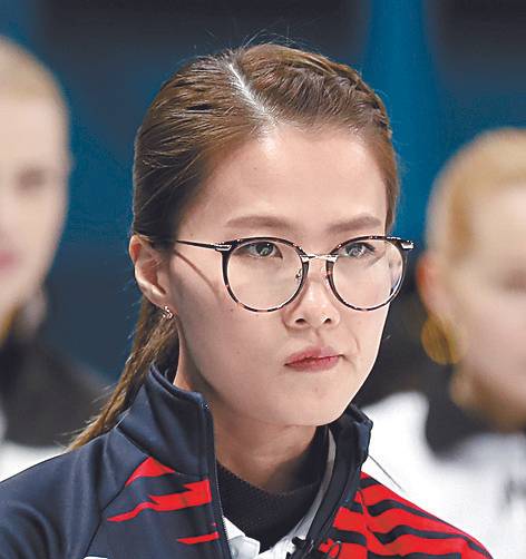 지난 2월 21일 강릉컬링센터에서 열린 여자 컬링 예선 대한민국과 러시아 출신 올림픽 선수(OAR)의 경기에서 대한민국 김은정(가운데)이 경기 중 잠시 생각에 잠겨 있다.[연합뉴스]