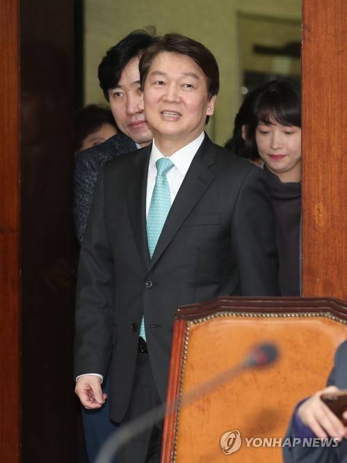 회의장 들어오는 안철수 인재영입위원장 (서울=연합뉴스) 김현태 기자 = 바른미래당 안철수 인재영입위원장이 1일 오전 국회에서 열린 인재영입발표에 참석하기 위해 회의장으로 들어오고 있다. 2018.4.1      mtkht@yna.co.kr