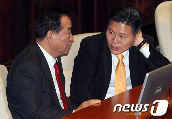 서청원, 홍문종 의원이 25일 오전 서울 여의도 국회 본회의장에서 열린 교육·사회·문화 분야 대정부질문에서 대화를 나누고 있다. 2013.11.25/뉴스1