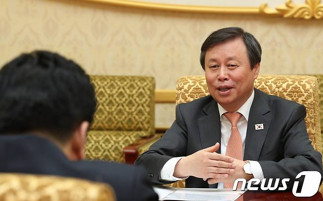 2일 오전 남북평화협력기원 남측예술단을 인솔하는 도종환 문화체육관광부 장관이 평양 만수대의사당에서 김일국 체육상을 면담하고 있다. 2018.4.2/뉴스1 © News1 평양공연 사진공동취재단