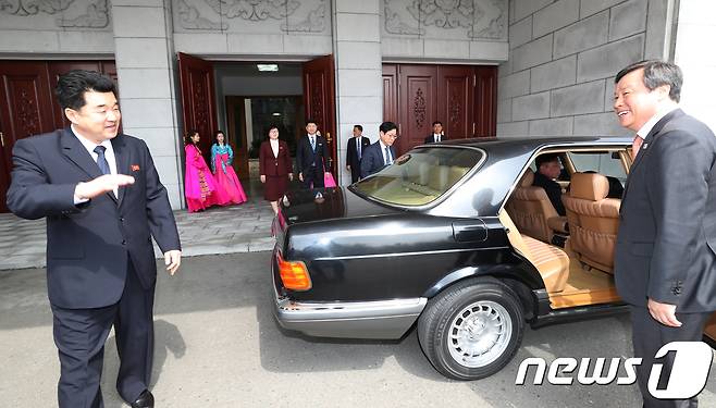2일 오전 남북평화협력기원 남측예술단을 인솔하는 도종환 문체부 장관이 평양 만수대의사당에서 김일국 체육상과 면담을 마친 뒤 인사하고 있다. 2018.4.2/뉴스1 © News1 평양공연 사진공동취재단