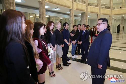 남측 예술단 출연자들과 인사하는 김정은 (평양 조선중앙통신=연합뉴스) 김정은 북한 노동당 위원장이 1일 동평양대극장에서 열린 남측 예술단 공연 '봄이 온다'를 관람한 뒤 남측 예술단 출연자들과 만나 인사하고 있다.       photo@yna.co.kr