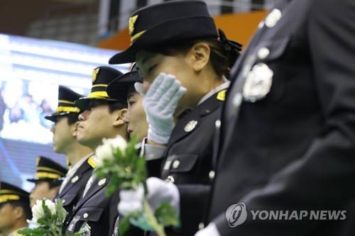 동료 잃은 슬픔 (아산=연합뉴스) 양영석 기자 = 2일 충남 아산 이순신체육관에서 열린 순직 소방공무원과 임용 예정 교육생의 합동 영결식을 찾은 동료 소방관들이 국화를 들고 슬퍼하고 있다. 소방관과 소방관 임용 예정 교육생 등 3명은 지난 30일 43번 국도변에서 개 포획활동을 벌이던 중 25t 화물차가 추돌한 소방펌프카에 치여 숨졌다. 2018.4.2 youngs@yna.co.kr