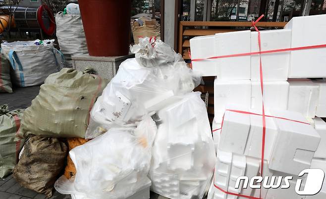 2일 오후 서울 용산구의 한 아파트 쓰레기수거장에 주민들이 내놓은 재활용 쓰레기가  쌓여있다. 2018.4.2/뉴스1 © News1 박지수 기자