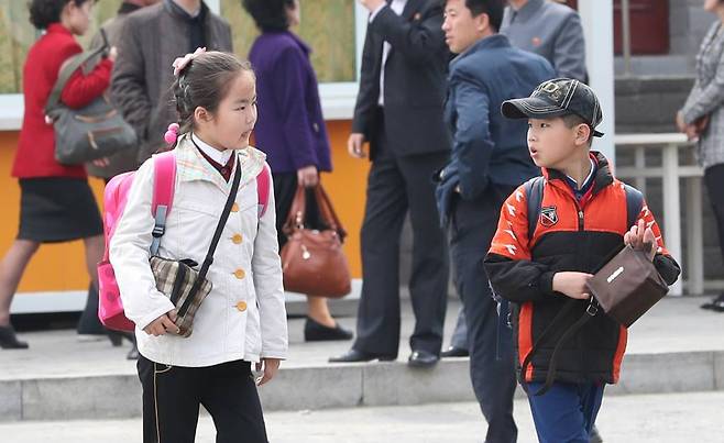 2일 오후 평양 창전거리에서 개학한 학생들이 하교를 하고  있다. /사진=평양공연 사진공동취재단