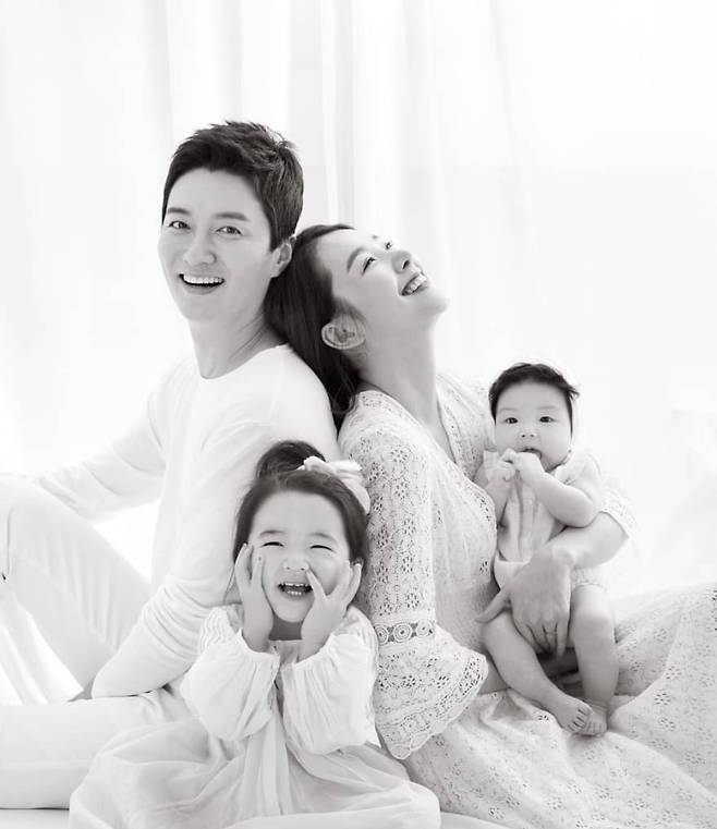 인교진♥소이현, 두 딸과 함께 한 가족사진