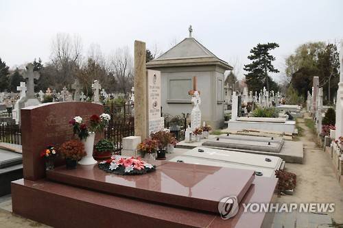 십자가 안 보이는 '공산주의 독재자' 차우셰스쿠의 묘 [연합뉴스 자료사진]    tree@yna.co.kr
