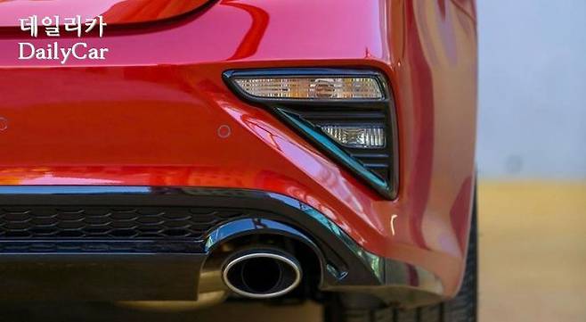 K3 (뒷 범퍼에 별도로 설치된 후진등과 방향지시등)