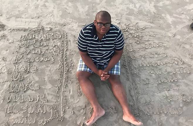 불우한 환경 속에서도 자신의 꿈을 위해 열심히 공부한 마이클 브라운(17).