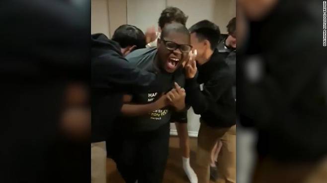 합격 통지서를 받은 브라운은 친구들에게 축하인사를 받으며 기쁨을 만끽하고 있다.