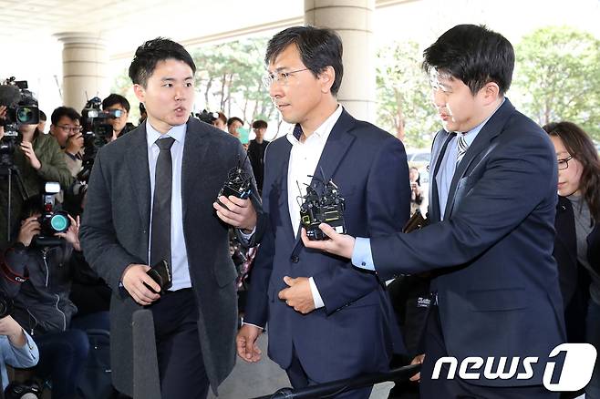 수행비서를 위력으로 성폭행한 혐의 등을 받는 안희정 전 충남지사가 4일 오후 서울 마포구 서울서부지방법원에서 열린 구속 전 피의자 심문(영장실질심사)에 출석하고 있다. 2018.4.4/뉴스1 © News1 이승배 기자