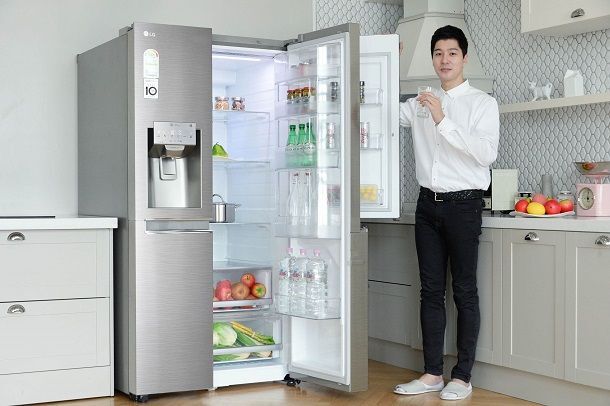 LG전자 모델이 얼음정수기를 탑재한 2018년형 LG 디오스 양문형냉장고를 소개하고 있다.(사진=LG전자)