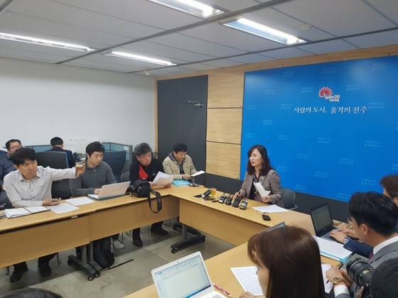 전주시로부터 명예훼손 혐의로 고발된 공지영 작가가 3일 전주시청 브리핑룸에서 반박 기자회견을 하고 있다. 전주=김준희 기자