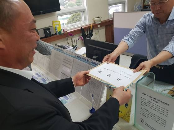 김인기 전주시 생활복지과장이 지난달 29일 공지영 작가가 전주시와 시 공무원들의 명예를 훼손했다며 전주지검에 고발장을 내고 있다. 전주=김준희 기자